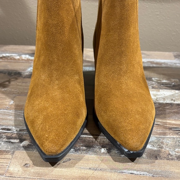 Like New! Marc Fisher Tan Suede Yarita  Ankle Booties SZ 6.5 - Picture 3 of 11